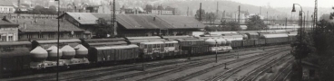 Vůz T3 ev.č.6520 naložený na plošinovém voze na nádraží ČSD Praha-Smíchov. | 2.6.1992
