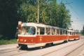 Souprava motolských vozů T3 #6557+#6609 vypravená na výlukovou linku 33 stanicuje na Brusnici. | 25.5.2001