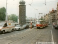 Souprava vozů T3 ev.č.6569+6564 vypravená na linku 21 stanicuje v zastávce Jiráskovo náměstí | 7.5.1999