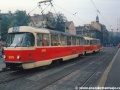 Souprava vozů T3 ev.č.6579+6645 vypravená na linku 33 stanicuje v zastávce Otakarova a řidič hledí do zpětného zrcátka umístěného na hrazdě původní konstrukce. | 10.10.1994