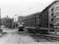 Jednokolejnou tratí podél křižovatky Vinice projíždí k zastávce Vozovna Strašnice sólo vůz T3 ev.č.6595 vypravený na linku 16. | 6.5.1973