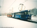 Souprava vozů T3 ev.č.6611+6610 vypravená na linku 4 manipuluje na vnitřní koleji smyčky Kotlářka. | 23.2.2001
