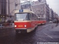 Souprava vozů T3 ev.č.6620+6621 vypravená na lince 9 vjíždí do jednokolejné části tratě v Jindřišské ulici. | 1995