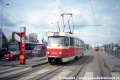 V zastávce Hostivařská odbavuje cestující sólo vůz T3 #6649 vypravený na náhradní linku 32. | 27.4.2002