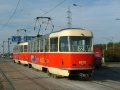 Souprava vozů T3 ev.č.6670+T3SUCS ev.č.7028 vypravená na linku 22 míří od Vypichu na Malý Břevnov. | 24.10.2004