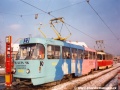 Souprava vozů T3 ev.č.6682+6660 vypravená na linku 22 odbavuje cestující v zastávce Vypich. | 23.11.1993