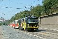 Souprava vozů T3 ev.č.6686+6704 na lince 22 opustila křižovatku Letenský tunel