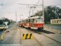 Souprava vozů T3 ev.č.6736+6737 vypravená na linku 10 vjíždí do jednokolejného úseku, tvořeného nesprávnou kolejí, před zastávkou Ládví. | 6.4.2002