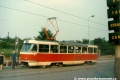 Sólo vůz T3 #6744 na lince 10 odbavuje cestující pravděpodobně na Vinohradské ulici. Na vůz je dosazen tzv. odlehčený pantograf, který sloužil na dvounápravových vozech. | 1970