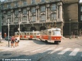Souprava vozů T3 ev.č.6838+6851 na lince 12 odbočuje manipulačním obloukem od Právnické fakulty na Mánesův most. | 26.8.2001