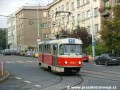 Vůz T3 ev.č.6840 vypravený na linku 15 odbočuje z Myslbekovy ulice do prostoru manipulační jednokolejné tratě v ulici Hládkov. | 27.9.2005