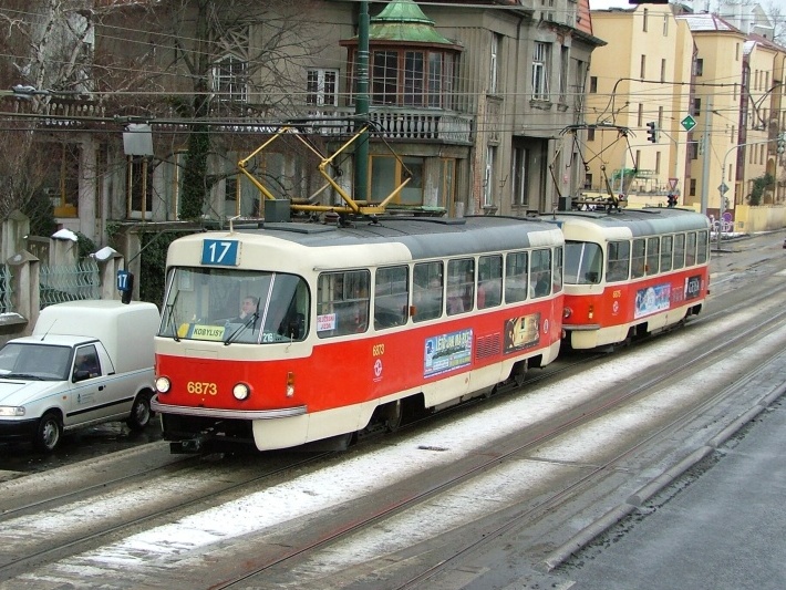 Souprava vozů T3 ev.č.6873+6875 vypravená na linku 17 vyčkává na signál volno před železničním mostem. | 7.2.2006
