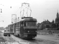 Souprava vozů T3 vedená vozem ev.č.6898 během vypravení na linku 22 odbavuje na Bílé Hoře cestující v nástupní zastávce, která byla v době jednokolejné smyčky umístěna přímo na Bělohorské ulici. | 18.5.1974