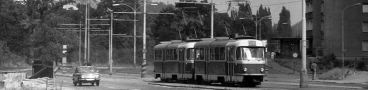 Sedmnáctka obsazená soupravou vozů T3 ev.č.6900+6901 projíždí ulicí Na Mlejnku a do cíle její cesty u branického nádraží již moc nezbývá. | 3.8.1978