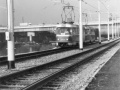 Po čerstvě zprovozněné přeložce tramvajové tratě míří do Braníka souprava vozů T3 vypravená na linku 17 a vedená vozem ev.č.6938. | listopad 1986