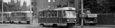 Vůz T3 ev.č.6956 vypravený na linku 28 míří ulicí Na Mlejnku k branickému nádraží. | 3.8.1978