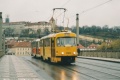 Souprava vozů T3SU ev.č.7003+T3 ev.č.6649 na lince X-A překonává Mánesův most. | 30.11.2002