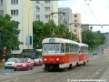 Souprava vozů T3 ev.č.7009+T3SUCS ev.č.7052 vypravená na linku 26 minula při své jízdě do centra smyčku Červený Vrch. | 13.6.2004