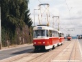 Souprava vozů T3SU ev.č.7009+6653 vypravená na linku 22 burácí na velkoplošných panelech BKV k Malému Břevnovu. | 30.8.2003