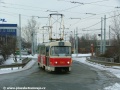 Souprava vozů T3SU ev.č.7010+T3 ev.č.6687 vypravená na linku 7 právě překonala most nad Černokosteleckou ulicí a odbočuje na samostatné těleso v jejím středu. | 18.2.2005