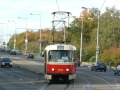 Souprava vozů T3SUCS ev.č.7028+T3 ev.č.6670 vypravená na linku 22 odbočuje do zastávky Břevnovský klášter v době, kdy ještě křižovatka nebyla opatřena světelnou signalizací. | 23.10.2004