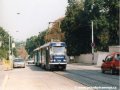 Souprava vozů T3SUCS ev.č.7035+T3 ev.č.6657 vypravená na linku 26 stoupá Jičínskou ulicí na Floru | 24.8.2002