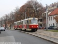 Souprava vozů T3SUCS ev.č.7041+7046 vypravená na linku 22 překonává úrovňový přejezd pro automobily na úrovni vyústění Kochanovy ulice mezi protisměrnými zastávkami Drinopol. | 12.10.2012