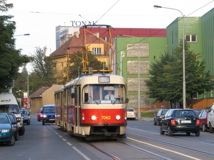 K zastávce Michelská přijíždí souprava vozů T3SUCS ev.č.7062+7043 vypravená na linku 11. | 20.9.2007