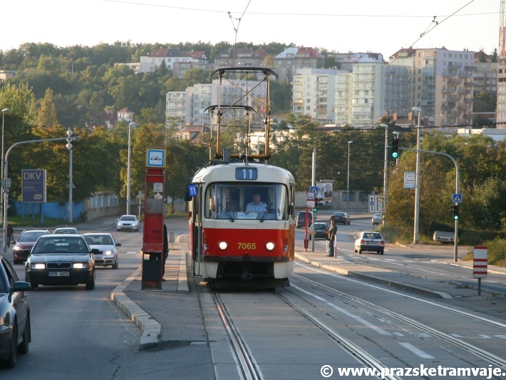 Souprava vozů T3SUCS ev.č.7065+7066 vypravená na linku 11 stanicuje v zastávce Teplárna Michle. | 21.9.2010