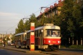 V zastávce Radošovická za svitu typické Absolutí oranžády odbavuje cestující souprava vozů T3SUCS #7094+7095 vypravená na linku 26. | 26.6.2006