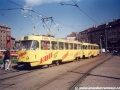 Vokovická souprava vozů T3SUCS ev.č.7114+7115 vypravená na linku 20 vyčkává v nástupní zastávce vnitřní koleje původní smyčky Podbaba na své cestující. | jaro 1994