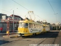 Souprava vozů T3SUCS ev.č.7164+7165 vypravená na linku 26 odbavuje své cestující ve výstupní zastávce střední koleje. | září 1992