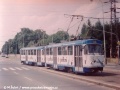 Z vokovické vozovny právě vyjela souprava vozů T3SUCS ev.č.7188+7189 mířící na trasu linky 18 s celovozovou reklamou na vodovodní baterie. | léto 1993