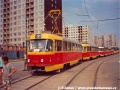 Novou zářící lak soupravy vozů T3SUCS-DVC ev.č.7226+7227 vypravené na linku 9 před smyčkou Sídliště Řepy s původní hrazdou zpětného zrcátka. | červenec 1992