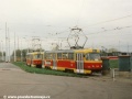 U soupravy vozů T3SUCS-DVC ev.č.7250+7251 vypravené na linku 9 a manipulující ve smyčce Sídliště Řepy ještě vidíme zvýrazněnou barevnou kombinaci nátěru. | 14.10.1998