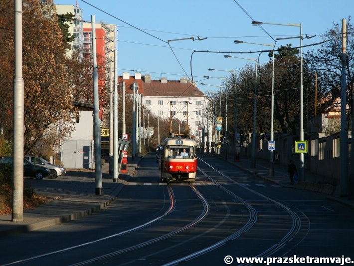 Vůz T3SUCS ev.č.7250 vypravený na linku 11 stanicuje v zastávce Teplárna Michle. | 27.11.2011
