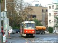 Vůz T3SUCS ev.č.7274 vypravený na linku 15 opustil Myslbekovu ulici a překonává první metry jednokolejné manipulační tratě v ulici Hládkov. | 27.9.2005