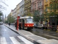 Vůz T3SUCS ev.č.7282 vypravený na linku 16 odbavuje v zastávce Šumavská své „deštivé“ cestují. | 5.11.2006