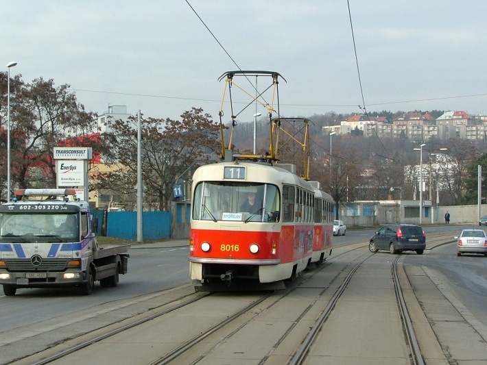 Souprava vozů T3M ev.č.8016+8024 vypravená na linku 11 míří Chodovskou ulicí k zastávce Teplárna Michle. | 1.12.2005