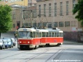 Souprava vozů T3M ev.č.8022+8017 vypravená na linku 22 dokončuje odbočení v ostrém oblouku a bude míjet pouze v protisměru zřízenou zastávku tramvají Čechovo náměstí | 20.8.2006