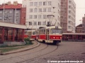 Souprava vozů T3M ev.č.8093+8097 vypravená na linku 12 projíždí manipulačním obloukem křižovatky dolní Palmovka od ulice Na Žertvách do Zenklovy ulice | 7.4.1998