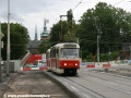 Konec tramvajové tratě v původní poloze na Prašném mostě se blíží. Vozovka pro automobily je již odfrézována a souprava vozů T3R.PV ev.č.8173+8174 vypravená na linku 20 klesá k Vítěznému náměstí. | 31.5.2010