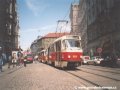 V prostoru první pražské vídeňské zastávky ve Vodičkově ulici, stanicuje souprava vozů T3R.P ev.č.8215+8216 vypravená na odkloněnou linku 23. | 1.6.2001