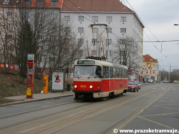 Vůz T3R.P ev.č.8215 vypravený na linku 11 stanicuje v zastávce Chodovská ještě v její původní podobě, kdy cestující nastupovali do tramvají z vozovky. | 8.3.2009