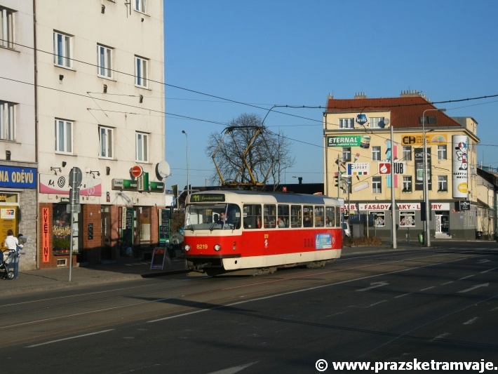 Vůz T3R.P ev.č.8219 vypravený na linku 11 míří ulicí U Plynárny k zastávce Chodovská. | 27.11.2011