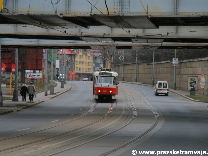Vůz T3R.P ev.č.8220 vypravený na linku 11 míří ulicí U Plynárny pod železniční mosty před zastávkou Plynárna Michle. | 8.3.2009