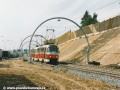 Souprava vozů T3R.P ev.č.8225+8228 klesá od zastávky Geologická k mostní estakádě. | 17.9.2003