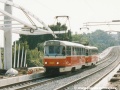 Souprava vozů T3R.P ev.č.8225+8228 klesá do zastávky Hlubočepy. | 17.9.2003