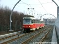 Souprava vozů T3R.P ev.č.8236+8237 vypravená na linku 12 míří k výstupní zastávce Sídliště Barrandov ještě nezatravněnou tramvajovou tratí | 28.3.2004