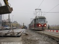 Souprava vozů T3R.PLF ev.č.8259+T3R.P ev.č.8564 vypravená na linku 26 stoupá po původní trati podél vznikající přeložky Horoměřická. | 1.2.2011